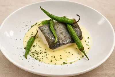 Merluza con pimientos verdes