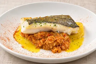 Merluza sobre cebolleta
